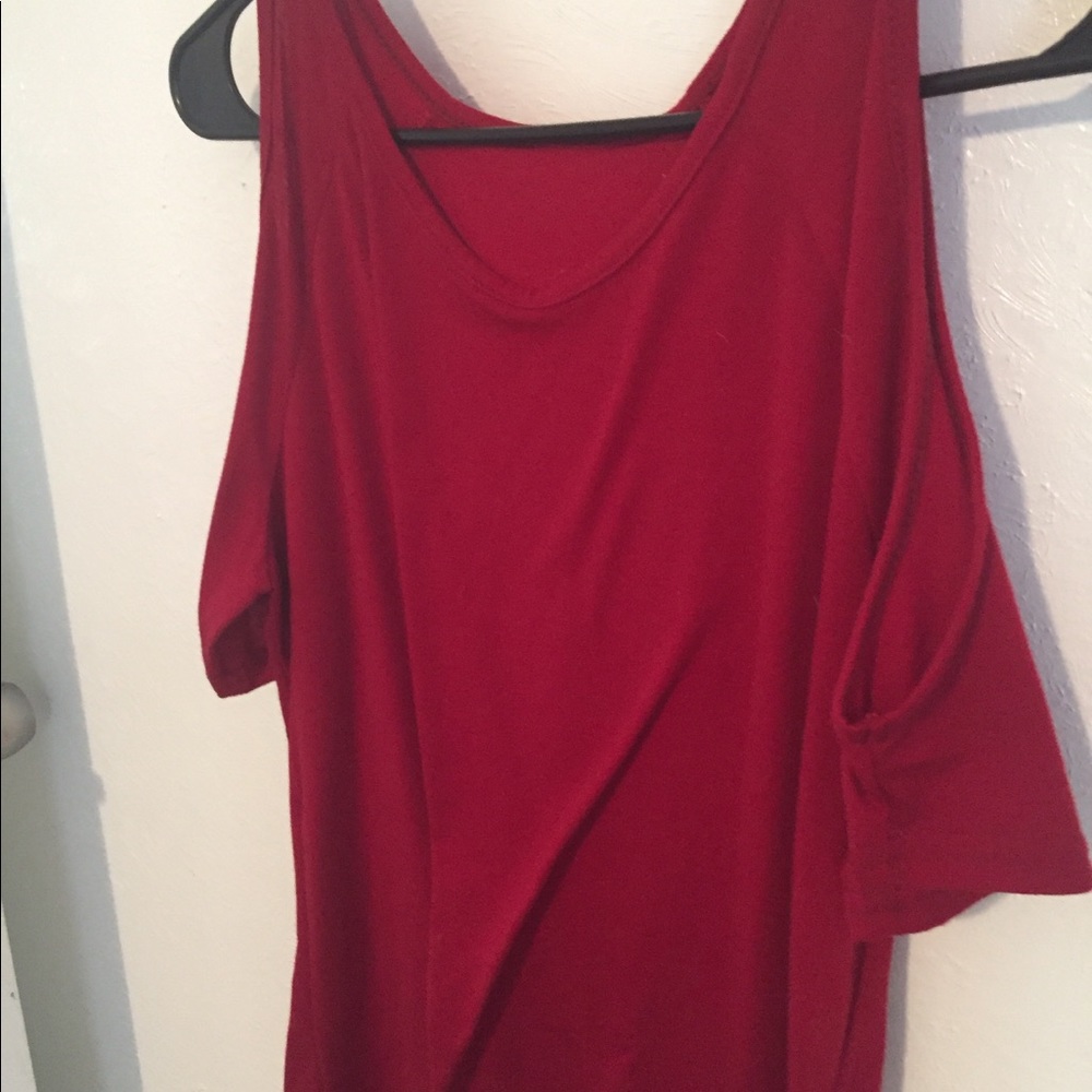🌸 NWOT Red Cold Shoulder Shirt